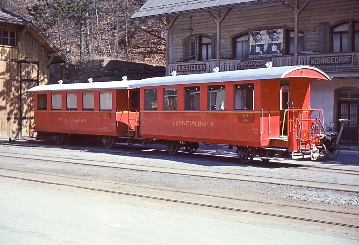 Sernftalbahn, die beiden zweiachsigen Personenwagen 14 und 15 in Schwanden, 13.April 1967.