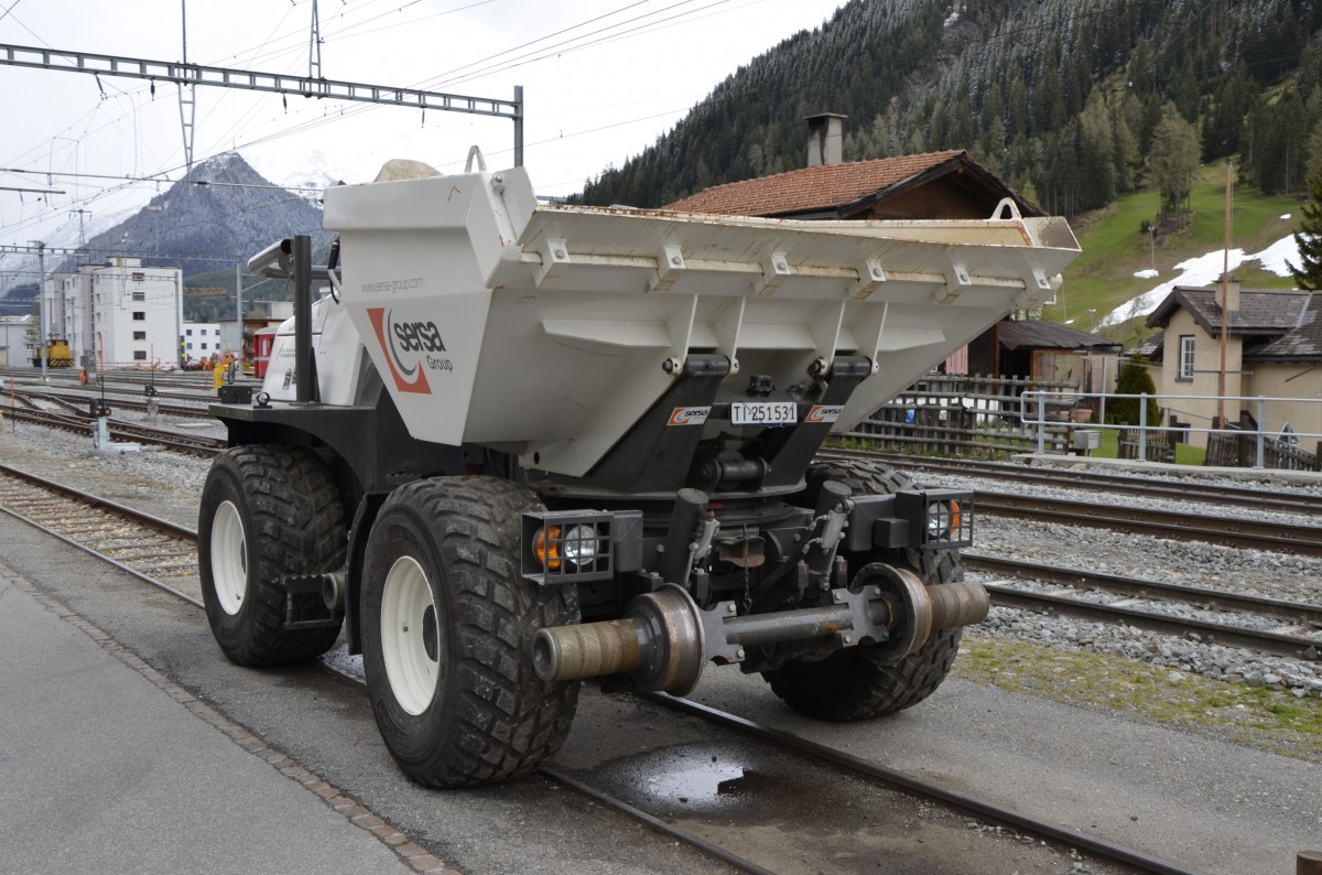 SERSA BAMAG 2-Wege-Dumper 10604 für Meterspur wartet im Bahnhof Davos Platz am 13.05.2014 auf seinen Einsatz. Vmax Schiene: 20 km/h bei Eigenfahrt, 10 Km/h Geschleppt, Zuladung: 8200 kg