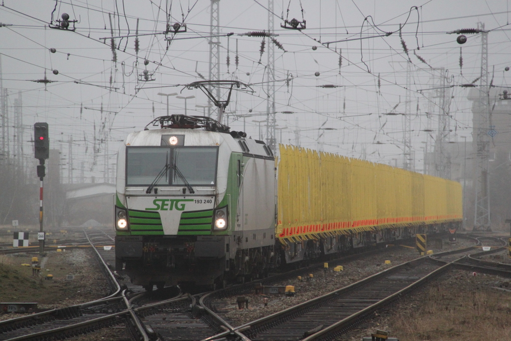 SETG-Vectron 193 240-9 mit Holzzug von Stendal-Niedergrne nach Rostock-Bramow bei der Durchfahrt am 17.02.2017 im Rostocker Hbf.ein Groes Dankeschn geht wieder an meinen Buschfunk fr die Info.