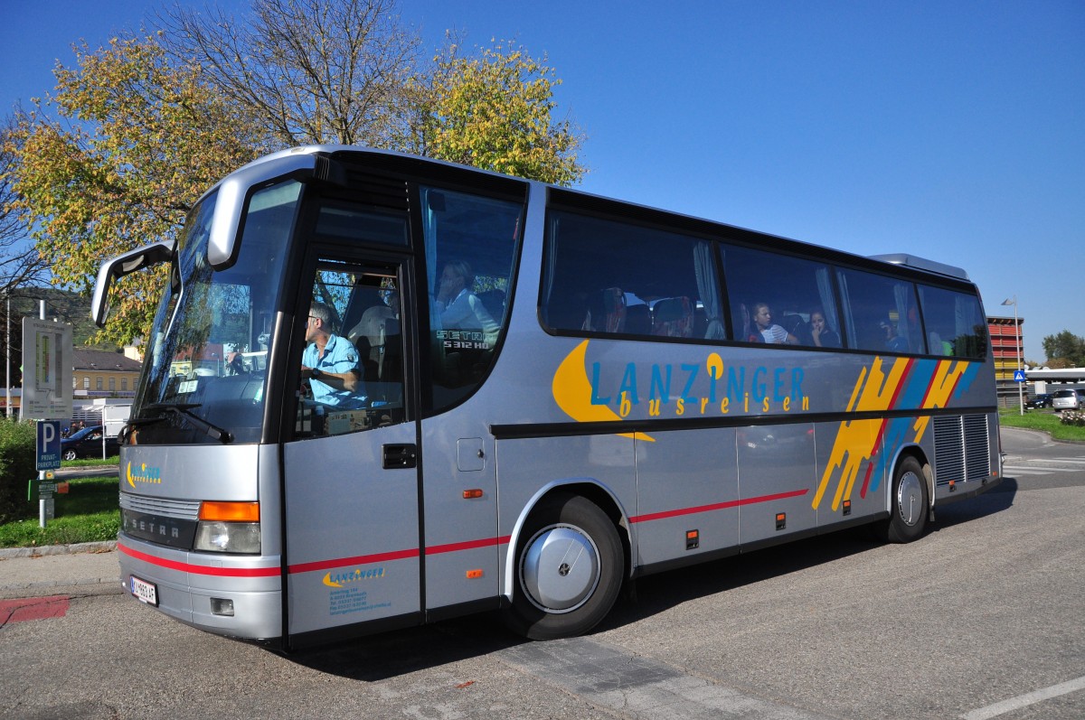 Setra 312 HD von Lanzinger Reisen aus �sterreich am 28.9.2014 in Krems.