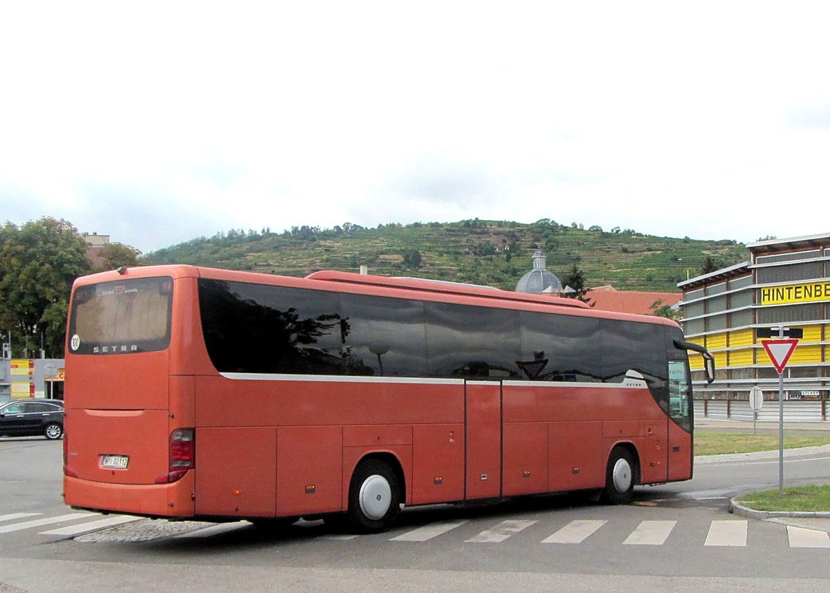 Setra 415 GT-HD aus Polen in Krems gesehen.