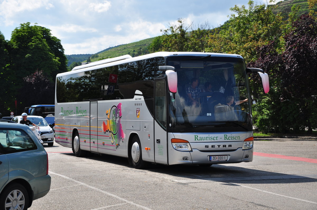 Setra 415 GT-HD von Hans Plssnig Reisen aus sterreich in Krems gesehen.