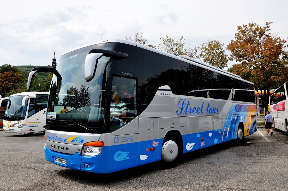 Setra 415 GT-HD von Street tour aus SLO in Krems gesehen.