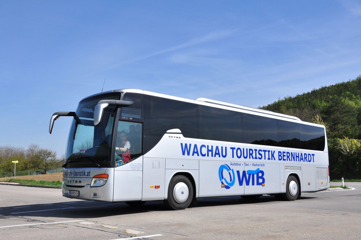 Setra 415 GT-HD von WTB(Wachautouristik Bernhardt) aus Spitz an der Donau/Niedersterreich hier bei der Anfahrt auf den Gttweigerberg bei Krems.