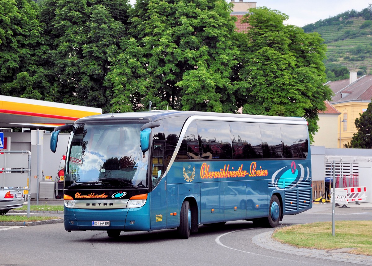 Setra 415 HD von Obermhlviertler Reisen aus sterreich im Juni 2015 in Krems gesehen.