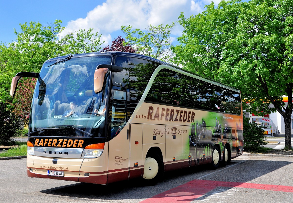 Setra 415 HDH von Raferzeder aus sterreich am 10.Mai 2014 in Krems gesehen.