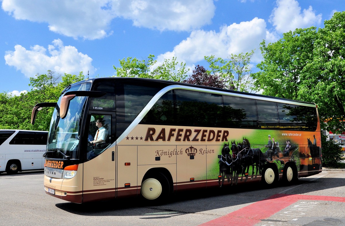 Setra 415 HDH von Raferzeder aus sterreich am 10.Mai 2014 in Krems gesehen.