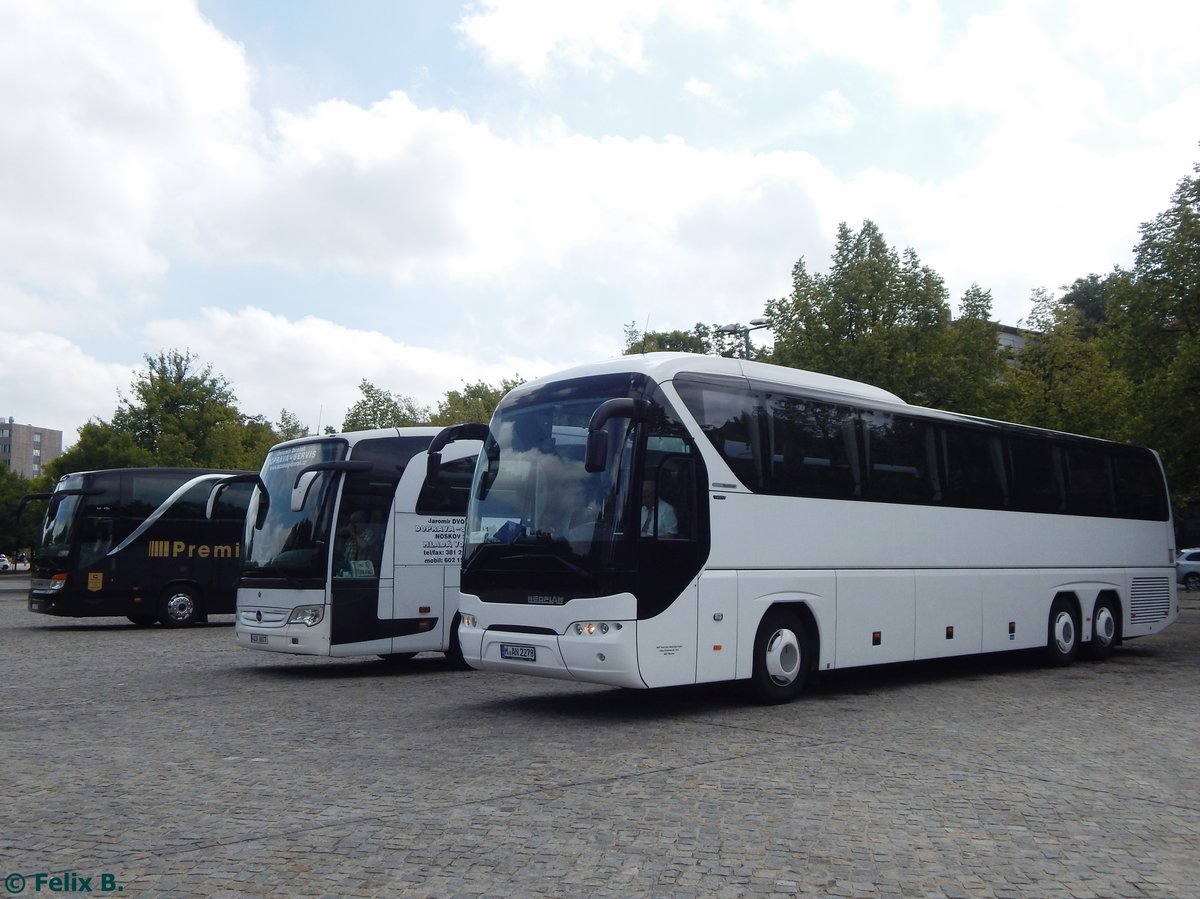 Setra 416 HDH von Carolus - Premium Tours aus Belgien und Mercedes Travego von Jaromír Dvořák - Doprava-Servis aus Tschechien und Neoplan Tourliner Vorführwagen in Potsdam.