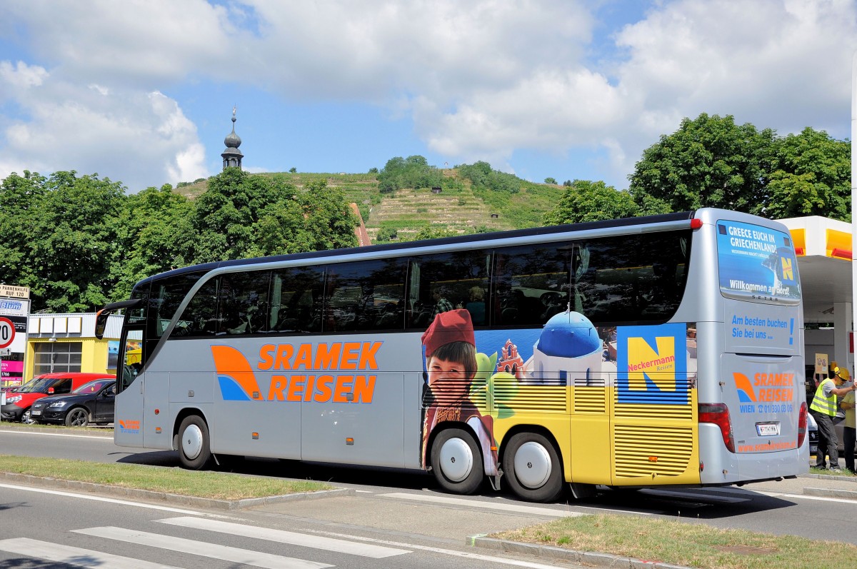 Setra 416 HDH von Sramek Reisen aus Wien im Juni 2015 in Krems gesehen.