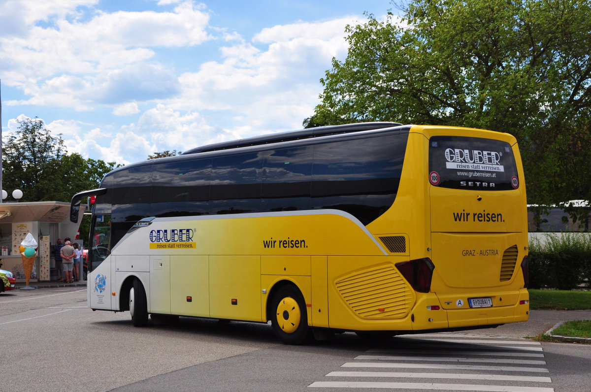 Setra 511 HD von Gruber Reisen aus Österreich in Krems gesehen.