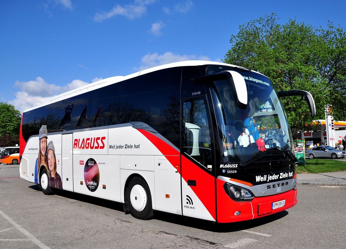 Setra 515 HD von Blaguss Reisen aus �sterreich am 18.4.2015 in Krems.