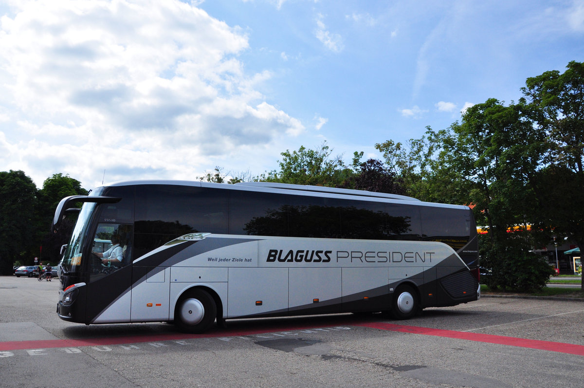 Setra 515 HD von Blaguss Reisen aus Wien in Krems gesehen.