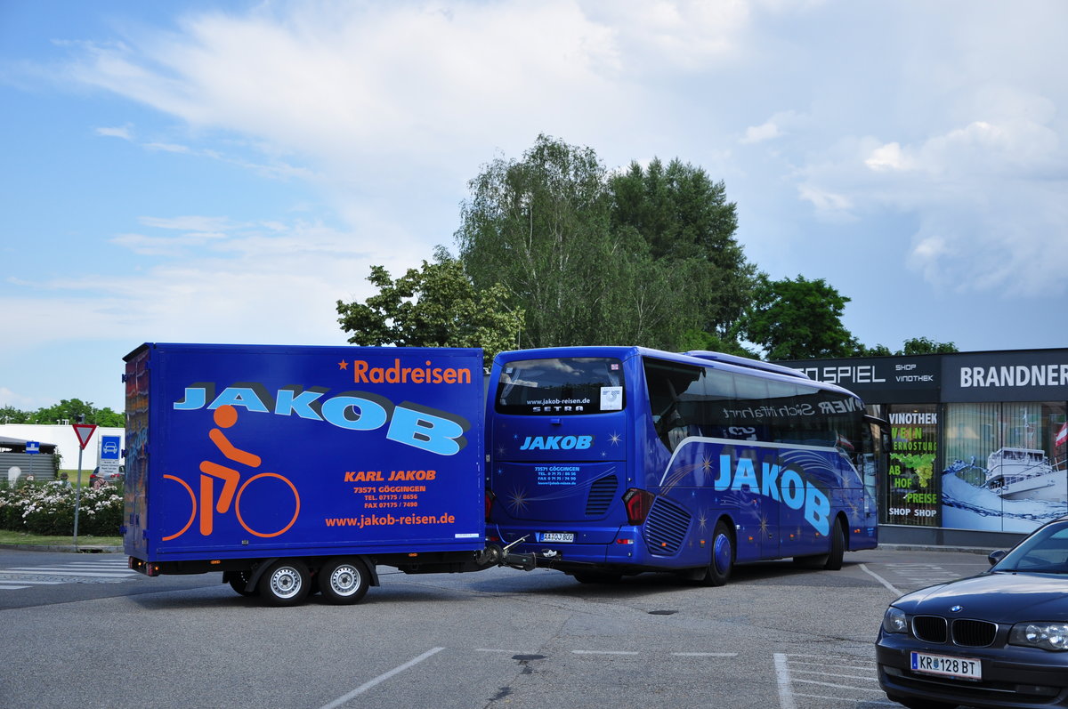 Setra 515 HD von Jakob Reisen aus der BRD mit Radanhnger in Krems gesehen.