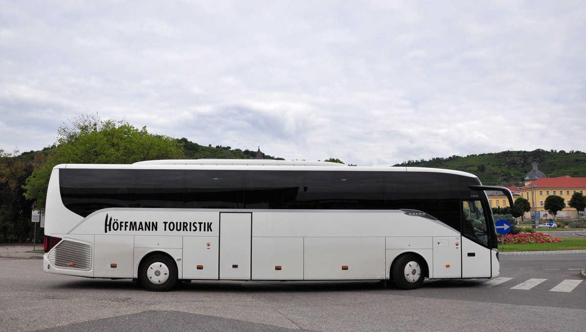 Setra 516 HD von der H�ffmann Touristik aus der BRD in Krems gesehen.