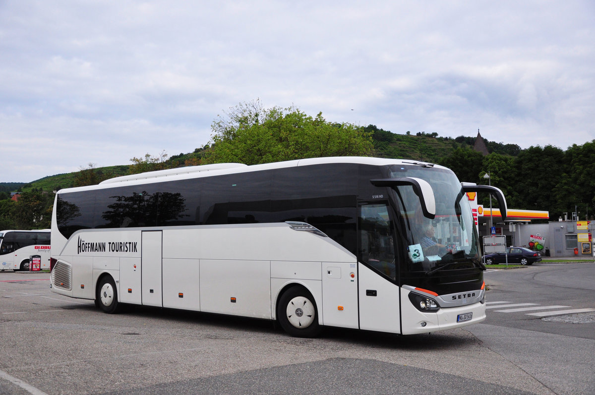 Setra 516 HD von der H�ffmann Touristik aus der BRD in Krems gesehen.