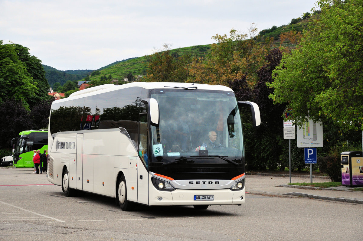 Setra 516 HD von der H�ffmann Touristik aus der BRD in Krems gesehen.