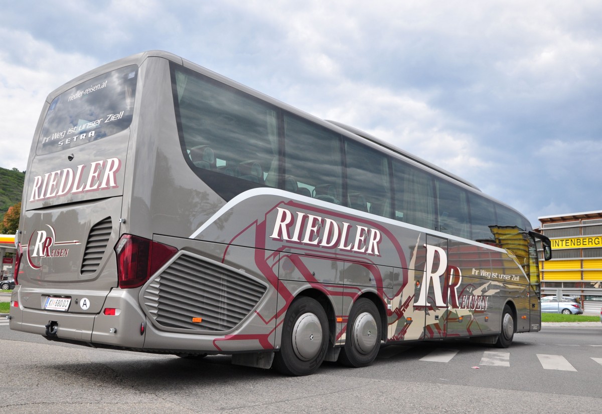 Setra 516 HD vom Reisebro RIEDLER aus Obersterreich am 29.August 2014 in Krems gesehen.