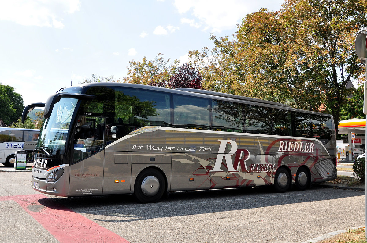 Setra 516 HD von Riedler Reisen aus �sterreich in Krems gesehen.