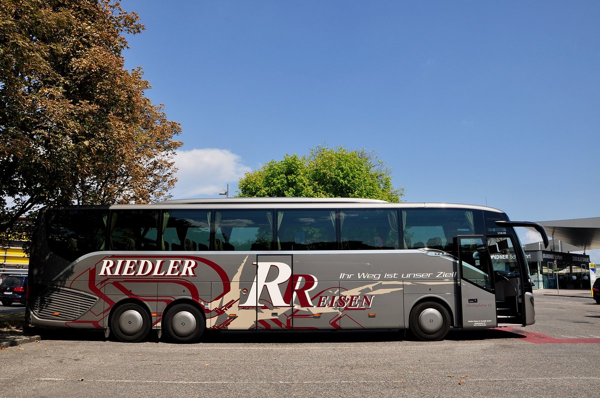 Setra 516 HD von Riedler Reisen aus �sterreich in Krems gesehen.