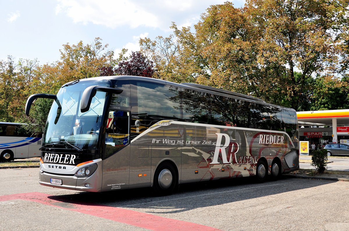 Setra 516 HD von Riedler Reisen aus �sterreich in Krems gesehen.