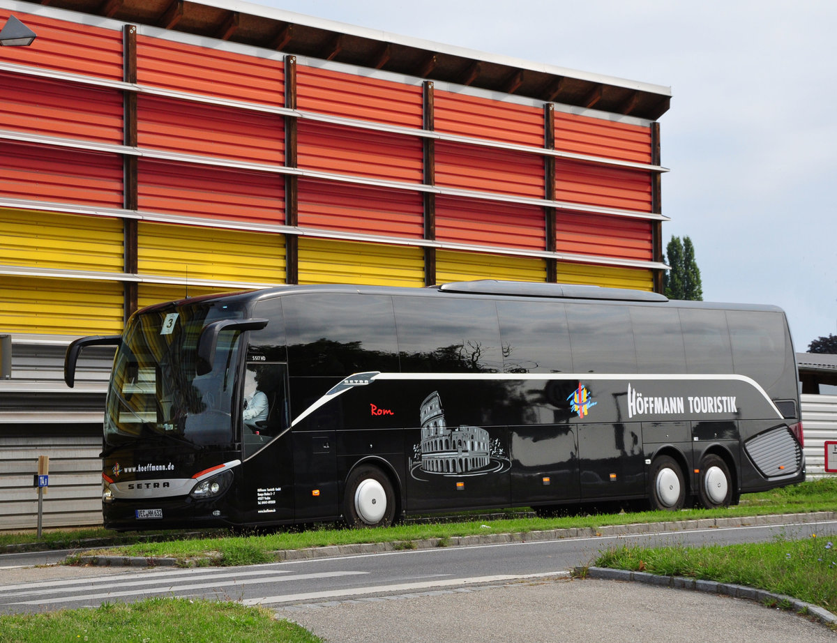 Setra 517 HD  Rom  von H�ffmann Reisen aus der BRD in Krems gesehen.