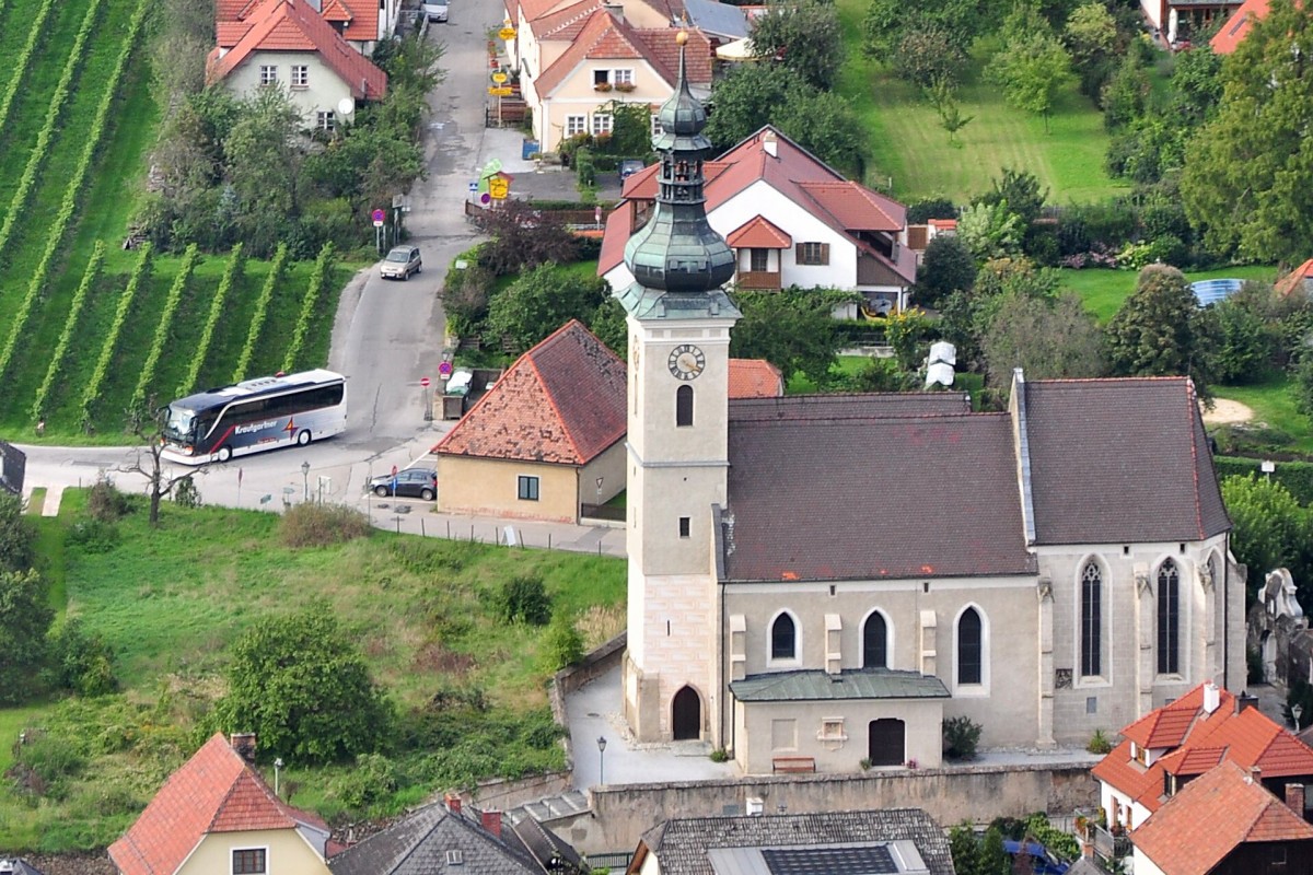 Setra von Krautgartner aus sterreich hier in Loiben in der Wachau zwischen Krems und Drnstein / Wachau,linkes Ufer unterwegs.12.9.2014,Aufnahme vom anderen Donauufer auf der Ferdinandswarte aus gemacht!