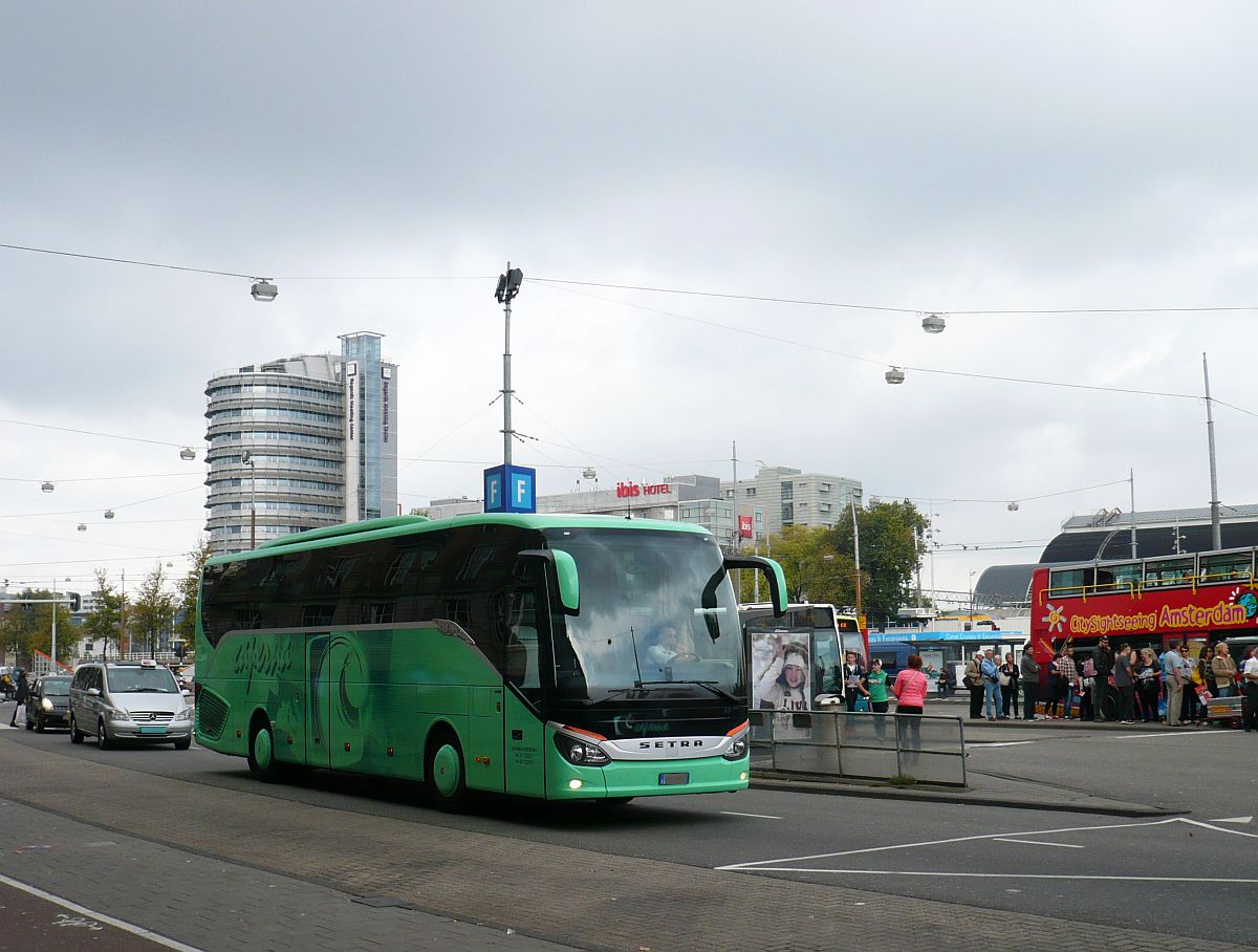 Setra Reisebus aus Italien. Prins Hendrikkade, Amsterdam, Niederlande 01-10-2014.

Setra reisbus uit Itali. Prins Hendrikkade, Amsterdam 01-10-2014.