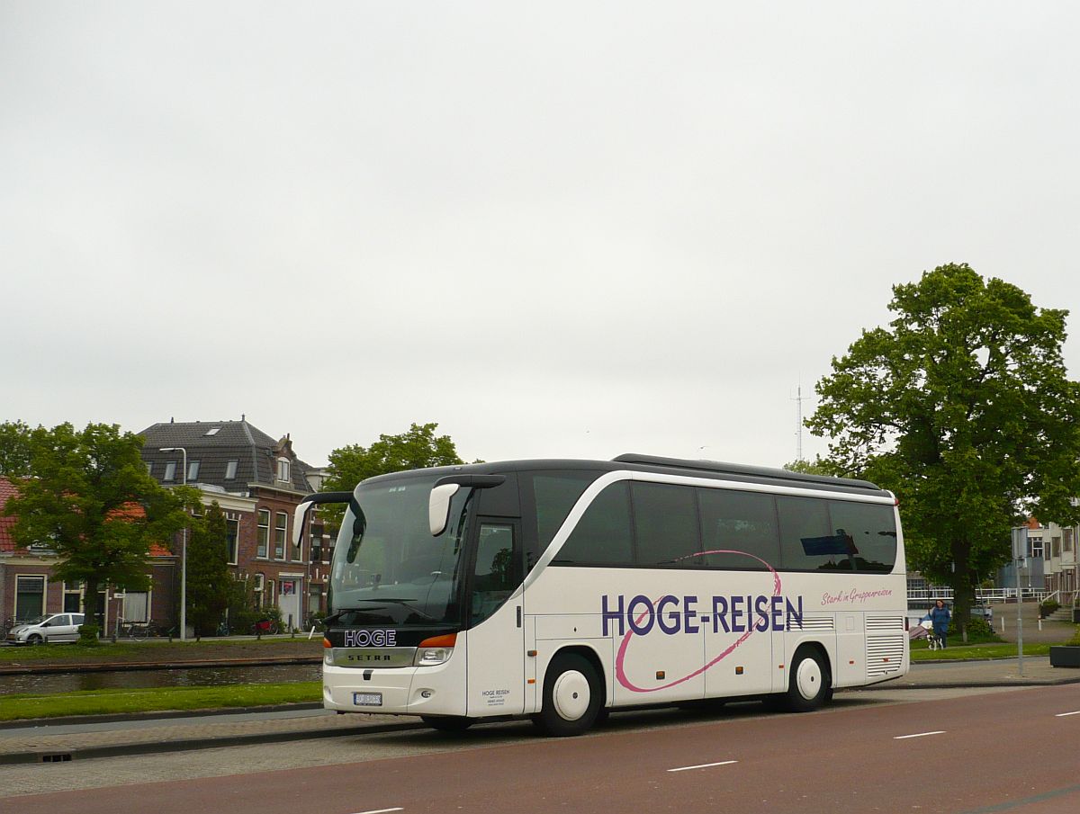 Setra Reisebus von Hoge Reisen aus Ahaus, Deutschland. Molenwerf, Leiden, Niederlande 01-06-2013.

Setra reisbus van Hoge Reisen uit Ahaus, Duitsland. Molenwerf, Leiden 01-06-2013.