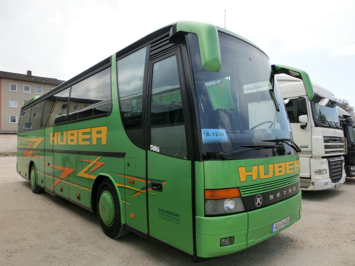 Setra S 312 HD Compact von Huber aus Kirchweidach. Dieses mit 41+2 'EC'-Schlafsesseln mit Lederkopfteil und der f�r die Ausstattungsvariante Compact typischen Dachklimaanlage ausgestattete Fahrzeug d�rfte in den Bauzeitraum 1997-1999 einzuordnen sein. F�r den Antrieb sorgt ein stehend eingebauter V-Motor von Mercedes-Benz (vermutlich der V8 Typ OM 442 LA mit 280 kW (381 PS)) und das pneumatische Achtgang-Handschaltgetriebe ZF 8 S-180.
Am 30. 4. 2015 konnte der sch�n anzuschauende Reisebus auf dem Dultplatz in Alt�tting aufgenommen werden.