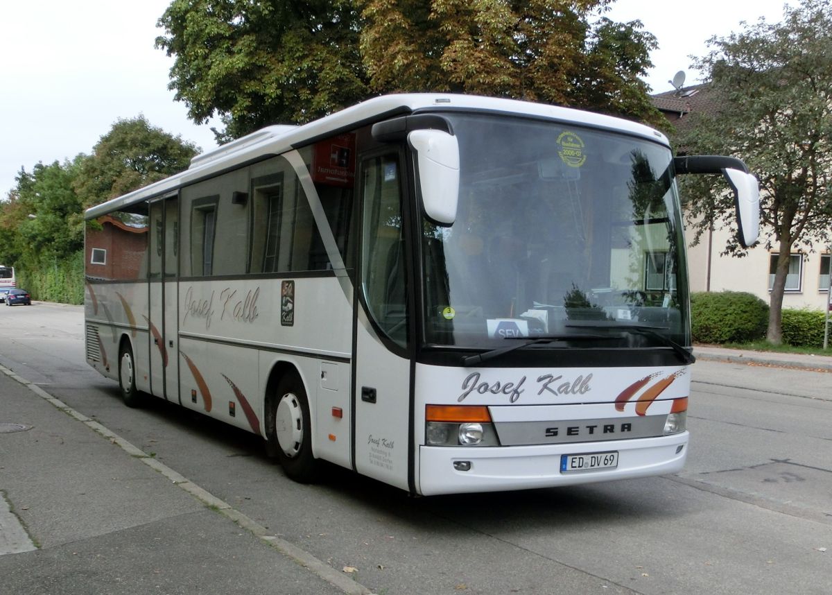 Setra S 315 UL-GT von Josef Kalb aus Norlaching bei Dorfen.
Der Kombibus aus der MultiClass 300, dessen Baujahr 2004 sein dürfte, wurde mit den Außenspiegeln der Baureihe 400 und mit der La Linea der TopClass 400 verziert. Zur Ausstattung gehören 51+2 Schlafsessel Modell Setra 'Top' mit Lederkopfteil, 330 mm hohe Podeste unter den Sitzen, ein erhöhter Mittelgang (Innenboden daher auf dem Niveau der H/GT-Modelle), eine TV-Anlage mit zwei Monitoren und Rückfahrwarnsensoren. Angetrieben wird das Fahrzeug mit einem Reihensechszylinder Typ MB OM 457 hLA (260 kW/354 PS) und einem Sechsgang-Schaltgetriebe, das ebenfalls von MB (Typ GO 190-6) geliefert wurde.
Die Aufnahme entstand am 2. 9. 2013 vor dem Bahnhof in Dorfen, während der Bus auf einem den Abschnitt Mühldorf - Dorfen betreffenden Schienenersatzverkehr auf der Bahnstrecke Mühldorf - München eingesetzt wurde.