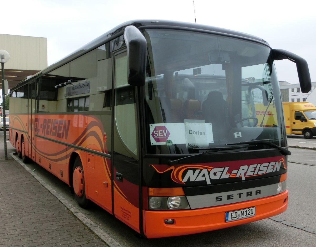 Setra S 319 UL-GT von Nagl-Reisen aus Moosen/Vils bei Taufkirchen/Vils. Er ist aus den Jahrgängen 2005 oder 2006, hat 69+1 Sitzplätze (Ausflugssitze 'Tourist' mit Lederkopfteil und Armlehne) und einen Rollstuhllift am Mitteleinstieg. Als Antrieb dient ein Reihensechszylinder Typ MB OM 457 hLA und ein Sechsgang-Schaltgetriebe, das ebenfalls von MB (Typ GO 210-6) sein dürfte.
Aufnehmen konnte ich ihn hier am 28. 8. 2013 vor dem Bahnhof in Mühldorf/Inn, als er auf einem Schienenersatzverkehr zwischen Mühldorf und Dorfen (Bahnstrecke Mühldorf - München) eingesetzt wurde.