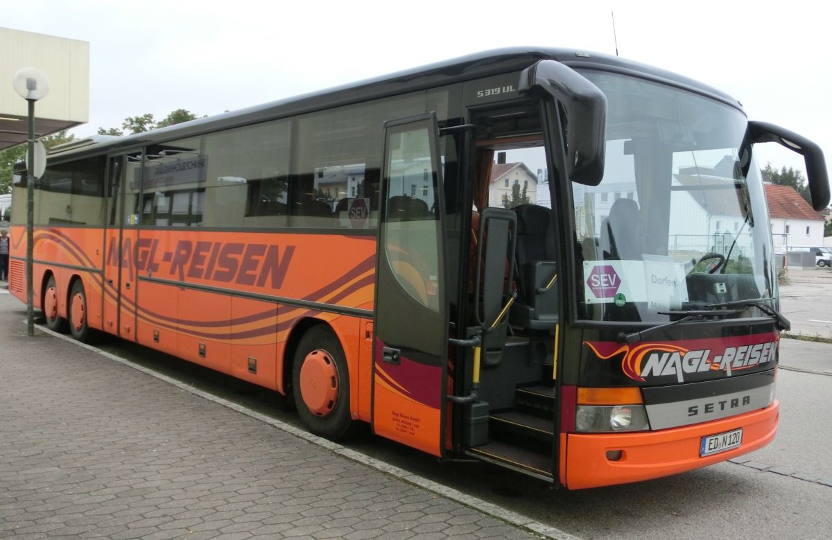 Setra S 319 UL-GT von Nagl-Reisen aus Moosen/Vils bei Taufkirchen/Vils. Er ist aus den Jahrgängen 2005 oder 2006, hat 69+1 Sitzplätze (Ausflugssitze 'Tourist' mit Lederkopfteil und Armlehne) und einen Rollstuhllift am Mitteleinstieg. Als Antrieb dient ein Reihensechszylinder Typ MB OM 457 hLA und ein Sechsgang-Schaltgetriebe, das ebenfalls von MB (Typ GO 210-6) sein dürfte.
Aufnehmen konnte ich ihn hier am 28. 8. 2013 vor dem Bahnhof in Mühldorf/Inn, als er auf einem Schienenersatzverkehr zwischen Mühldorf und Dorfen (Bahnstrecke Mühldorf - München) eingesetzt wurde.
