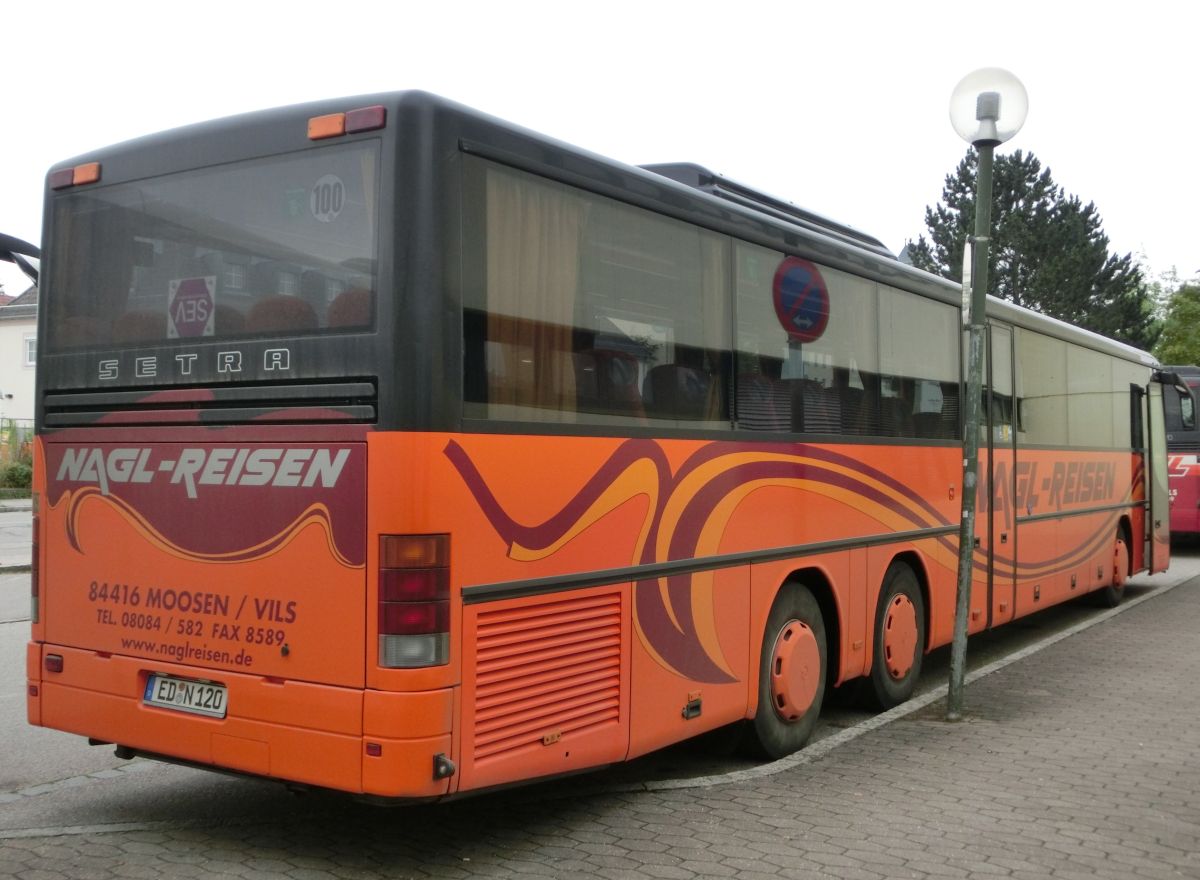 Setra S 319 UL-GT von Nagl-Reisen aus Moosen/Vils bei Taufkirchen/Vils. Er ist aus den Jahrgängen 2005 oder 2006, hat 69+1 Sitzplätze (Ausflugssitze 'Tourist' mit Lederkopfteil und Armlehne) und einen Rollstuhllift am Mitteleinstieg. Als Antrieb dient ein Reihensechszylinder Typ MB OM 457 hLA und ein Sechsgang-Schaltgetriebe, das ebenfalls von MB (Typ GO 210-6) sein dürfte.
Aufnehmen konnte ich ihn hier am 28. 8. 2013 vor dem Bahnhof in Mühldorf/Inn, als er auf einem Schienenersatzverkehr zwischen Mühldorf und Dorfen (Bahnstrecke Mühldorf - München) eingesetzt wurde.