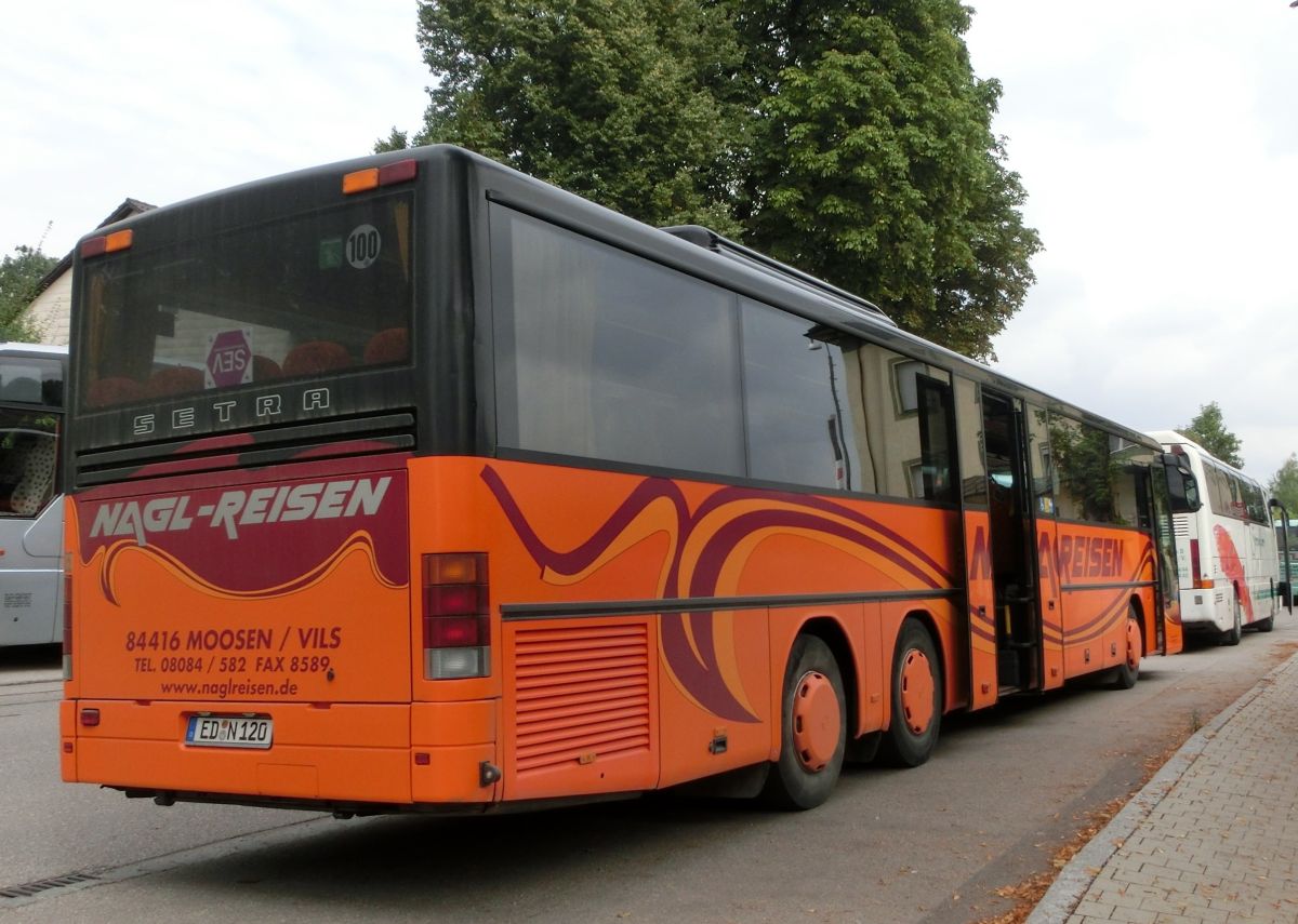 Setra S 319 UL-GT von Nagl-Reisen aus Moosen/Vils bei Taufkirchen/Vils. Er ist aus den Jahrgängen 2005 oder 2006, hat 69+1 Sitzplätze (Ausflugssitze 'Tourist' mit Lederkopfteil und Armlehne) und einen Rollstuhllift am Mitteleinstieg. Als Antrieb dient ein Reihensechszylinder Typ MB OM 457 hLA und ein Sechsgang-Schaltgetriebe, das ebenfalls von MB (Typ GO 210-6) sein dürfte.
Aufnehmen konnte ich ihn hier am 28. 8. 2013 am Bahnhof in Dorfen, als er auf einem Schienenersatzverkehr zwischen Mühldorf und Dorfen (Bahnstrecke Mühldorf - München) eingesetzt wurde.