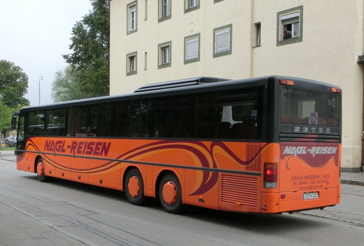 Setra S 319 UL-GT von Nagl-Reisen aus Moosen/Vils bei Taufkirchen/Vils. Er ist aus den Jahrgängen 2005 oder 2006, hat 69+1 Sitzplätze (Ausflugssitze 'Tourist' mit Lederkopfteil und Armlehne) und einen Rollstuhllift am Mitteleinstieg. Als Antrieb dient ein Reihensechszylinder Typ MB OM 457 hLA und ein Sechsgang-Schaltgetriebe, das ebenfalls von MB (Typ GO 210-6) sein dürfte.
Aufnehmen konnte ich ihn hier am 28. 8. 2013 am Bahnhof in Dorfen, als er auf einem Schienenersatzverkehr zwischen Mühldorf und Dorfen (Bahnstrecke Mühldorf - München) eingesetzt wurde.