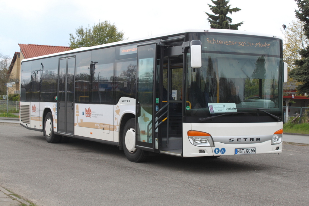 Setra S 400er-Serie NF als SEV-Bus von Rostock-Bramow nach Warnem�nde Werft stand am 29.04.2016 vor dem Hp Rostock-Bramow.