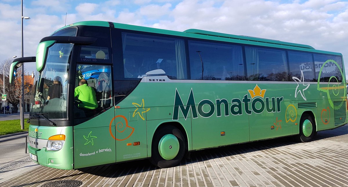 Setra S 415 GT von MONATOUR aus Nymburk steht im November 2019 am Busparkplatz von Schloss Sch�nbrunn