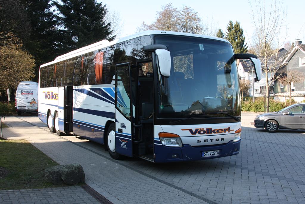Setra S 416 GT - HD der Firma V�lkert Reisen aus H�rstel - Riesenbeck am 17.3.2016 in Krombach.