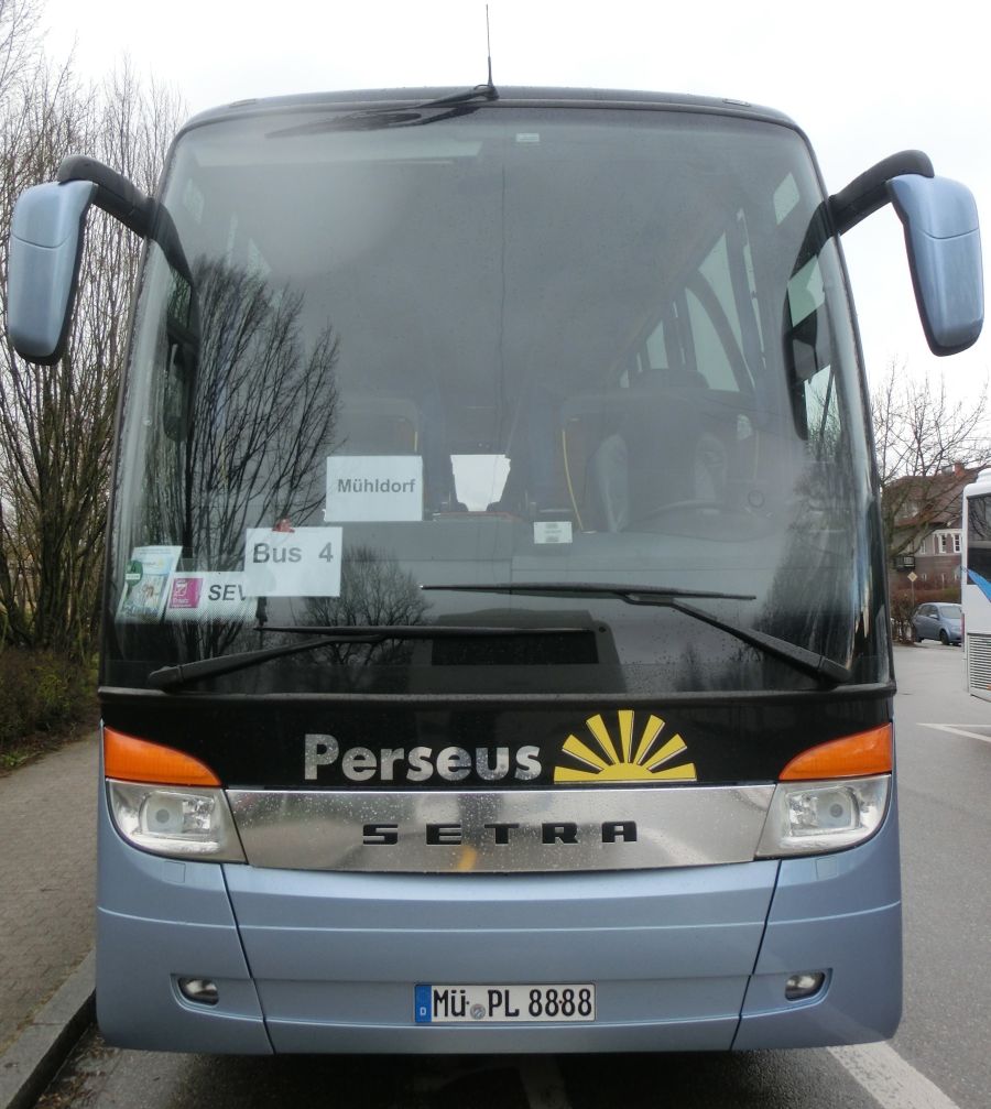 Setra S 416 HDH der '100 Jahre Otto Kässbohrer Edition' von Perseus-Reisen aus Neumarkt-St. Veit. Anlässlich des 100. Geburtstags von Otto Kässbohrer gab es ab 2003 eine auf 100 Exemplare limitierte Sonderserie der Setra TopClass 400. Dieses Fahrzeug wurde 2003 gebaut und ist mit 50+1 Schlafsesseln vom Modell 'Top' in Ambiente-Polsterung mit Lederkopfteil (in der üblichen 2-2-Bestuhlung das Topmodell) sowie natürlich mit Bordküche und Toilette ausgestattet. Als Antrieb dient ein V8 Typ MB OM 502 LA mit 350 kW (476 PS) (Leistung per Chiptuning gesteigert) und das automatisierte Zwölfgang-Schaltgetriebe ZF 12 AS 2300 B.
Bis 2012 gab es bei Perseus einen weiteren, identischen S 416 HDH.
Aufgenommen wurde der Reisebus hier am 2. 4. 2015 am Ampfinger Bahnhof während einem Schienenersatzverkehr zwischen Mühldorf/Inn und Ampfing (Bahnstrecke Mühldorf - München).