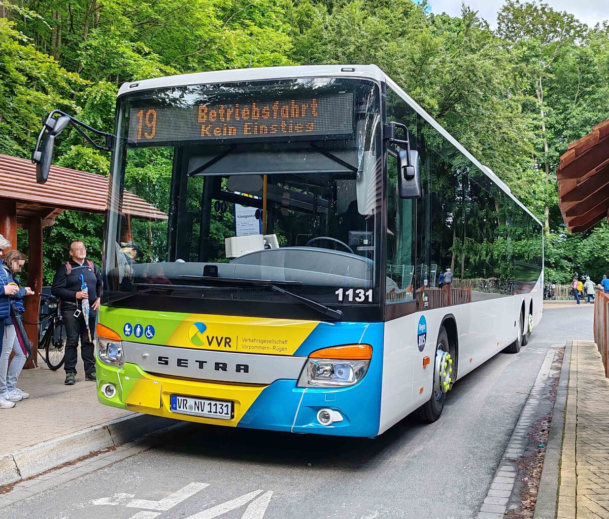 Setra S 418 der VVR bernimmt Fahrgste an der Haltestelle Knigstuhl auf Rgen, 06-2024