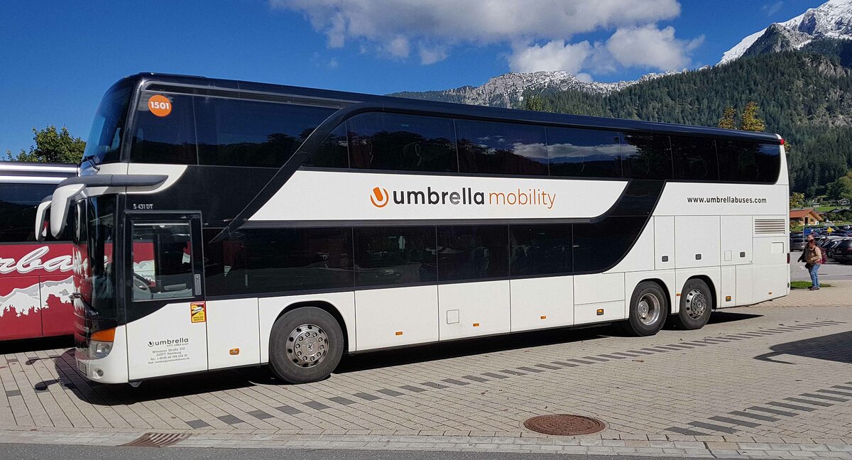 Setra S 431 DT der Busvermietung UMBRELLA Mobility steht auf dem Busparkplatz am Knigsee, 09-2022