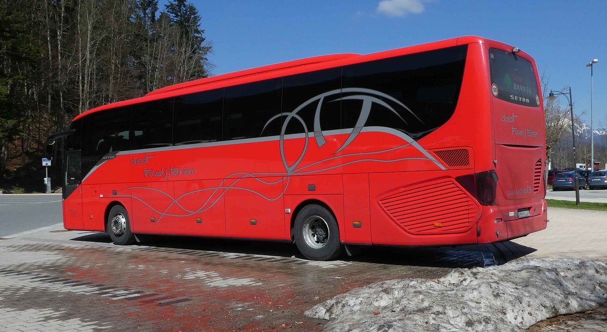 Setra S 515 HD von  dusolt travel & tourism  aus Bergrheinfeld steht auf dem Parkplatz K�nigsee im April 2019