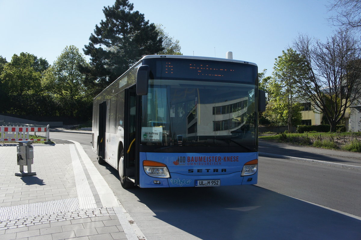 Setra S415NF von Baumeister-Knese am Kuhberg Schulzentrum am 10.5.2017.