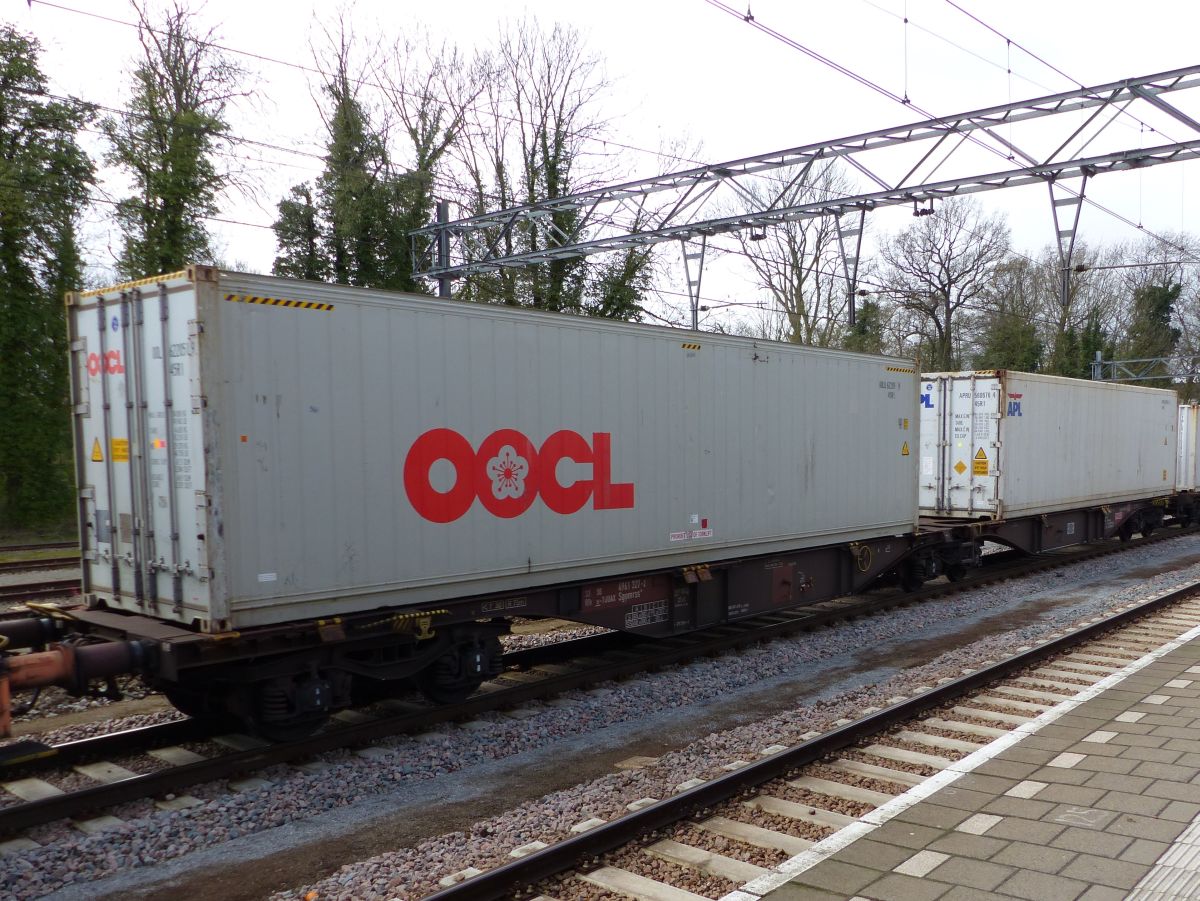 Sggmrss Gelenk-Containertragwagen aus Belgien mit Nummer 33 RIV 88 B-Touax 4961 327-2 Dordrecht, Niederlande 07-04-2016.

Sggmrss containerdraagwagen uit Belgi met nummer 33 RIV 88 B-Touax 4961 327-2 Dordrecht, Nederland 07-04-2016.