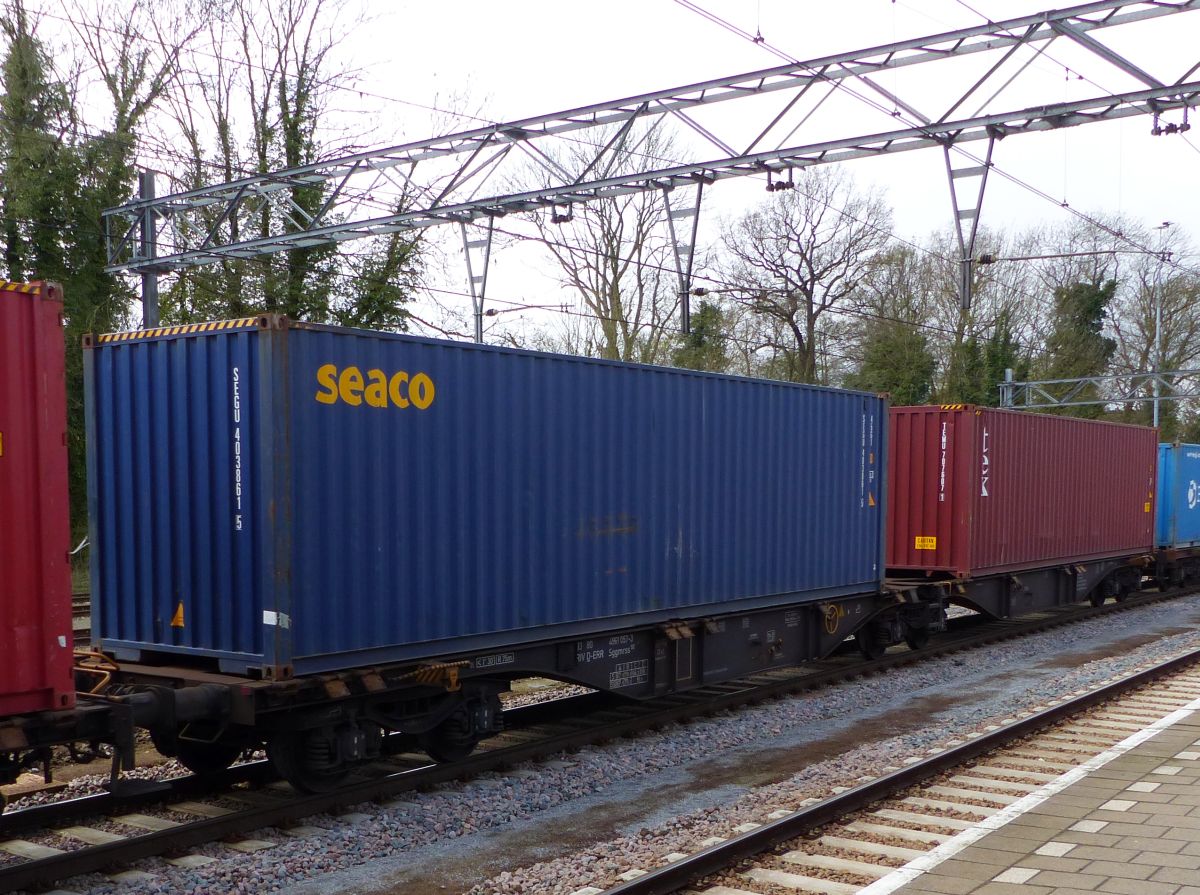 Sggmrss Gelenk-Containertragwagen aus Deutschland mit Nummer 33 RIV 80 D-ERR 4961 057-3. Gleis 6 Dordrecht, Niederlande 07-04-2016.

Sggmrss containerdraagwagen uit Duitsland met nummer 33 RIV 80 D-ERR 4961 057-3. Spoor 6 Dordrecht, Nederland 07-04-2016.