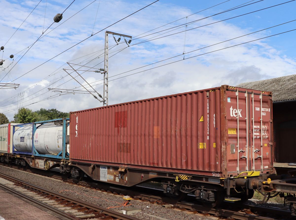 Sggrs Gelenk-Containertragwagen der AAE (Ahaus Alsttter Eisenbahn AG) mit Nummer 37 RIV 80 D-AAEC 4950 122-4 Bahnhof Salzbergen 16-09-2021.

Sggrs uit Duitsland gelede containerdraagwagen van de AAE (Ahaus Alsttter Eisenbahn AG) met nummer 37 RIV 80 D-AAEC 4950 122-4 station Salzbergen, Duitsland 16-09-2021.