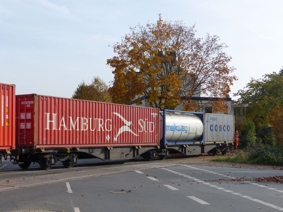 Sggrss Railrelaese Rotterdam Gelenk-Containertragwagen mit Nummer 37 TEN-RIV 84 NL-RRL 4960 560-2 Bahnhofstrasse, Emmerich am Rhein, Deutschland 30-10-2015.

Sggrss containerdraagwagen van Railrelaese Rotterdam uit Nederland met nummer 37 TEN-RIV 84 NL-RRL 4960 560-2 Bahnhofstrasse, Emmerich, Duitsland 30-10-2015.