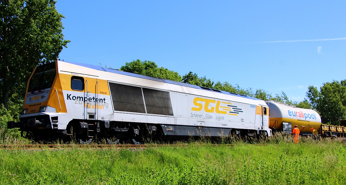 SGL V500.06 oder 264 006-8 REV/VTLT/07.04.17 mit langem Bauzug Südermarsch 12.06.2022