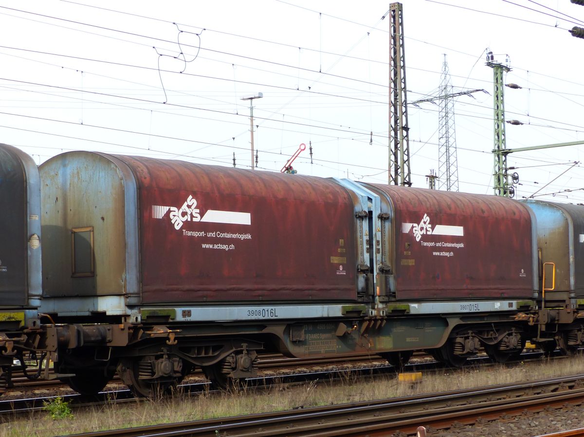 Sgmmns 105 der AAE mit Nummer 33 RIV 68 D-AAEC 4505 020-0 Gterbahnhof Oberhausen West 22-09-2016.

Sgmmns 105 containerdraagwagen van de AAE met nummer 33 RIV 68 D-AAEC 4505 020-0 goederenstation Oberhausen West 22-09-2016.