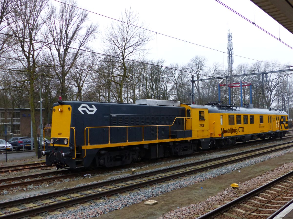 SHD (Stichting Historisch Dieselmaterieel) Diesellok 2205 mit CTO Messwagen Gleis 7 Dordrecht 16-02-2017.

SHD (Stichting Historisch Dieselmaterieel) dieselloc 2205 met CTO meetrijtuig spoor 7 Dordrecht 16-02-2017.